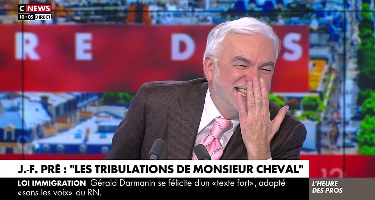 L’Heure des pros : Pascal Praud part en fou rire sur CNews “On m’appelait gros niqueur” 