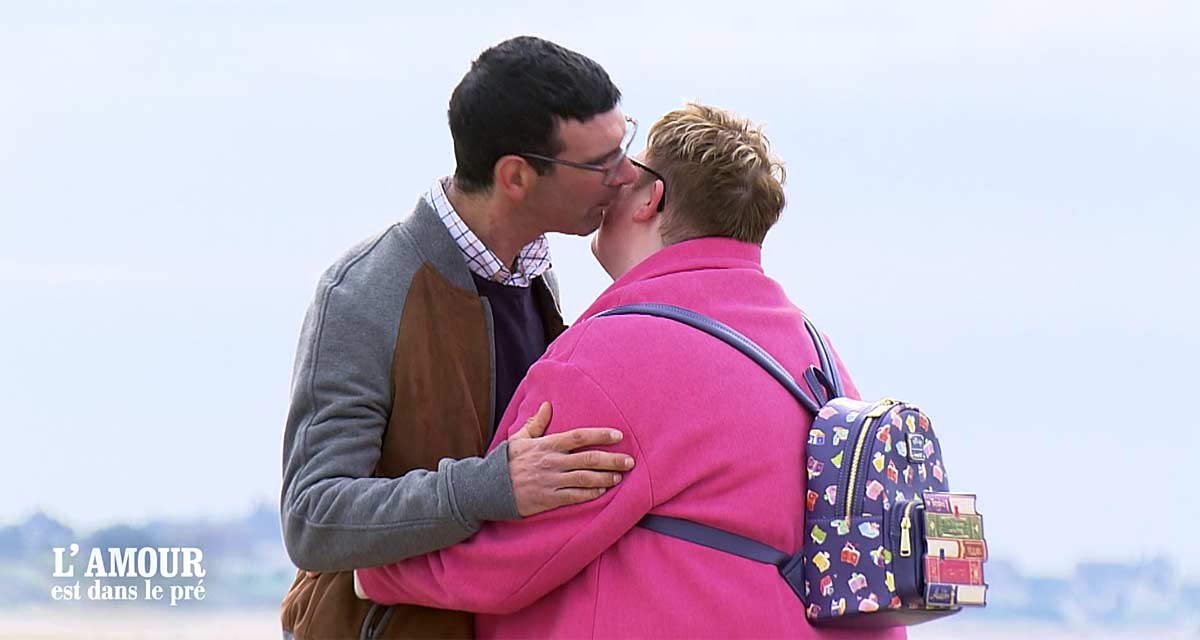 L’amour est dans le pré : « Doucement ! » Justine recale Patrice en plein baiser