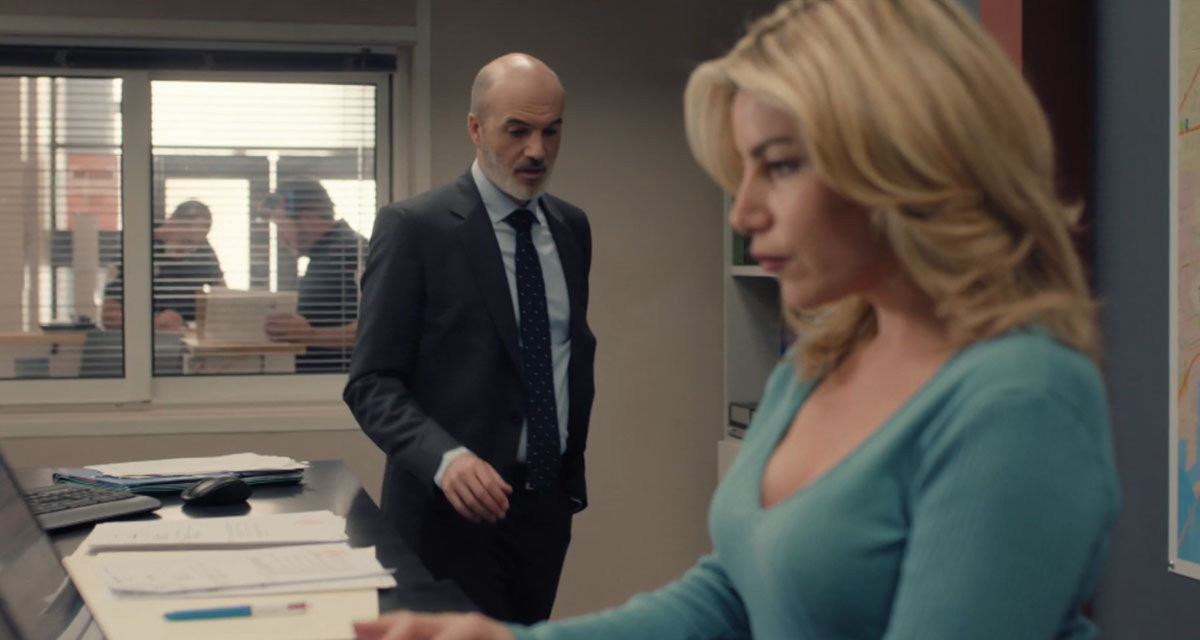 Plus belle la vie (spoiler) : Ariane accusée de meurtre ? Durieux manipule les preuves Plus belle la vie (spoiler) : Ariane accusée de meurtre ? Durieux manipule les preuves
