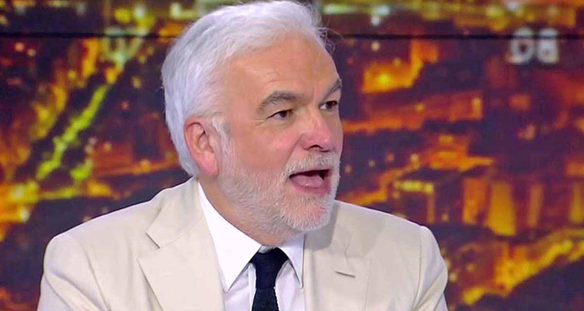 « Ne me poussez pas au crime ! » Pascal Praud hallucine face à un chroniqueur sur CNews « Ne me poussez pas au crime ! » Pascal Praud hallucine face à un chroniqueur sur CNews