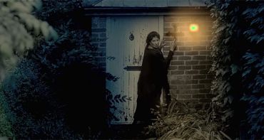 Ne vous promenez pas dans les bois (TF1) : Angelica Huston (La famille Addams) en femme effrayante et désemparée depuis la disparition de sa fille