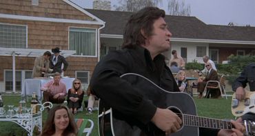 Columbo (TMC) : drogue, addiction... pourquoi Johnny Cash se fond dans sa réalité face à Peter Falk dans « Le chant du Cygne » ?