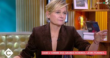 C à vous : Emmanuel Macron raillé chez Anne-Elisabeth Lemoine, Bertrand Chameroy en résistance