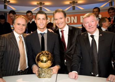 Cristiano Ronaldo reçoit son Ballon d'Or devant 3 millions de fans