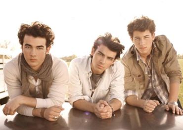 Les Jonas Brothers invitent leurs fans à revoir tous leurs succès