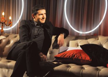 Thierry Colby allonge les stars sur son Sofa