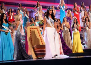 Kaiane Aldorino devient Miss Monde 2009 devant Chloé Mortaud