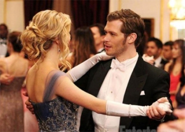 Vampire Diaries : la danse de Klaus et Caroline émeut les fans