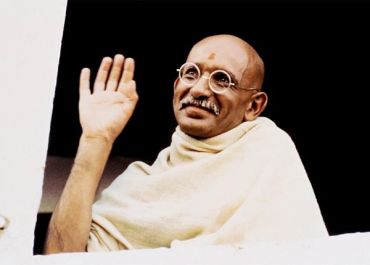 Gandhi marche en tête en première partie de soirée