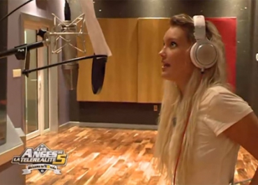 Les Anges de la télé-réalité : Aurélie s'improvise chanteuse avec succès