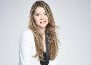 Hélène Rollès (Les Mystères de l'amour) : « Hélène n'a pas forcément envie de se marier »