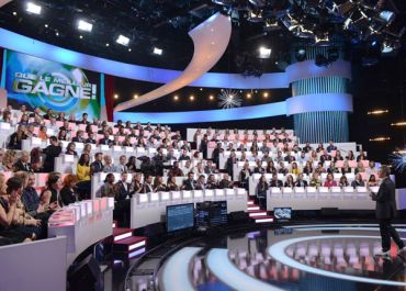 Que le meilleur gagne : Nagui entouré de Karine Ferri, Vincent Cerutti, Véronique Genest et Nicoletta