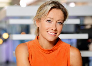 Anne-Sophie Lapix élue Personnalité TV de l'année 2014, juste devant Cyril Hanouna