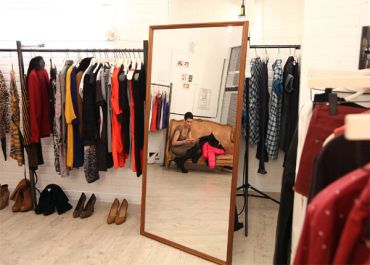 Les Reines du shopping : Cristina Cordula est irrésistible en manteau sur M6