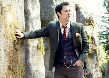 Flynn Carson et les nouveaux aventuriers : Noah Wyle dans une série « légère » et « un peu absurde »
