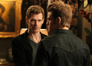 Vampire diaries : la rivalité de Stefan et Klaus séduit le public