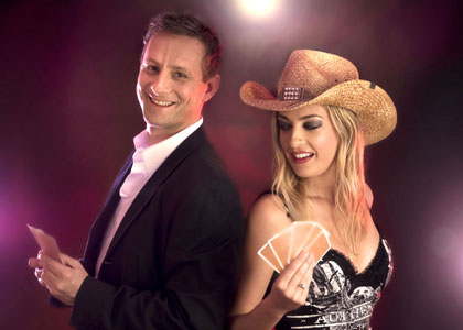 W9 joue au strip poker avec Eve Angeli et Max
