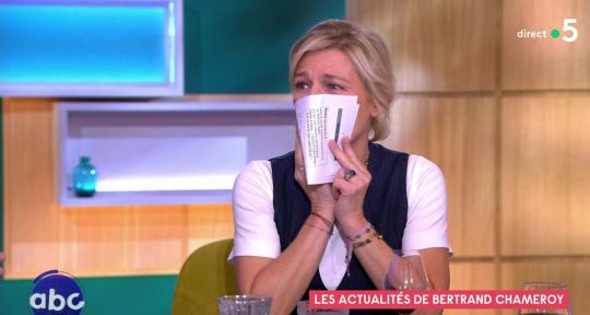 C à vous : « T’es vraiment une saloperie ! », la terrible honte d’Anne-Elisabeth Lemoine, elle préfère se cacher en direct