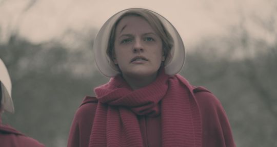 The Handmaid’s Tale La servante écarlate (TF1 Séries Films) : Elisabeth Moss et Joseph Fiennes (Camelot) dans le roman de Margaret Atwood