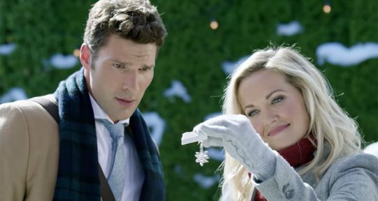 Coup de foudre pour mon Père Noël secret (TF1) : Aaron O’Connell (L’arme fatale) peu avenant avec Emilie Ullerup (Sanctuary)