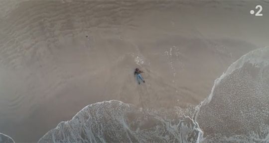 Un si grand spoiler (spoiler) : qui est la femme retrouvée morte sur la plage ?