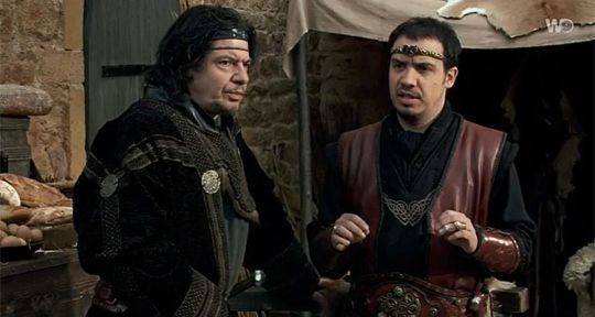 Kaamelott (W9) : Alexandre Astier attaqué par Les Mystères de l’amour après un « Premier volet » avorté