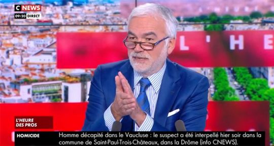 L’heure des Pros : Pascal Praud victime d’une chute spectaculaire sur CNews