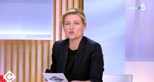 C à vous : Anne-Elisabeth Lemoine terriblement gênée, elle tape du poing sur la table