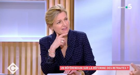 C à vous : Patrick Cohen jette une bouteille d’eau sur un invité, Anne-Elisabeth Lemoine choquée sur France 5