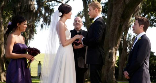 Amour, mariage et petit tracas : Mandy Moore, Kellan Lutz (Twilight), et Jessica Szohr (Gossip girl) dans la comédie lynchée par la critique