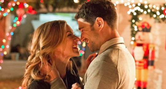 La liste du Père Noël (TF1) : Hilarie Burton (Les frères Scott) et Matt Dallas (Kyle XY) ouvrent un livre magique