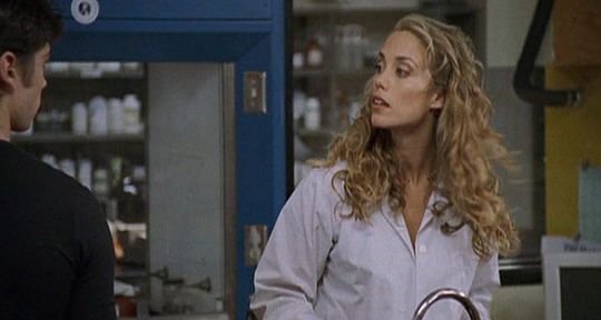 Dangereuse alchimie (M6) : une histoire vraie pour Elizabeth Berkley (Sauvés par le gong), accusée du viol d’un étudiant ?