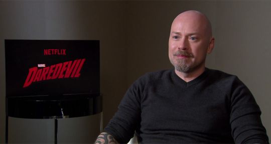 Steven S. DeKnight (Daredevil) : « Joss Whedon est un parfait entraîneur pour les futurs showrunners »