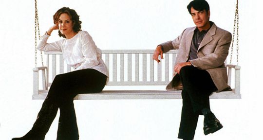 Les surprises de l’amour (M6) : le coup de foudre dramatique entre Mary-Louise Parker (Weeds) et Peter Gallagher (Newport Beach)
