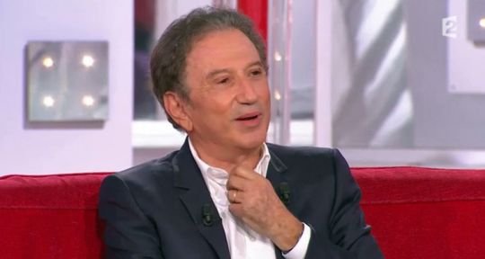 Vivement Dimanche : Muriel Robin sur le canapé rouge avec Roger Louret, Izia, Davy Sardou...