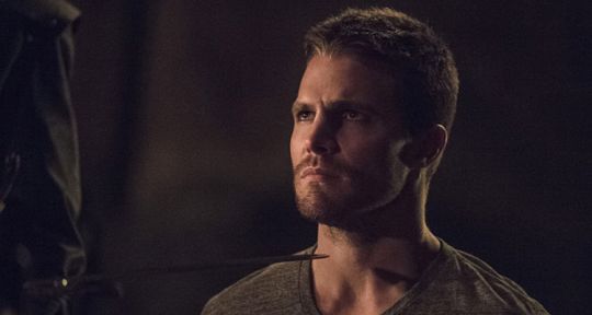 Arrow (TF1) : Oliver peut-il accepter l’offre de Ra’s al Ghul et s’attirer les foudres de Nyssa ? Les producteurs s’expliquent