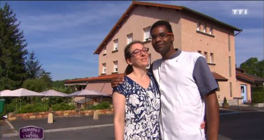 Bienvenue à l’hôtel : Monique et Arnold accueillent leurs adversaires à l’Hôtel du Lac 