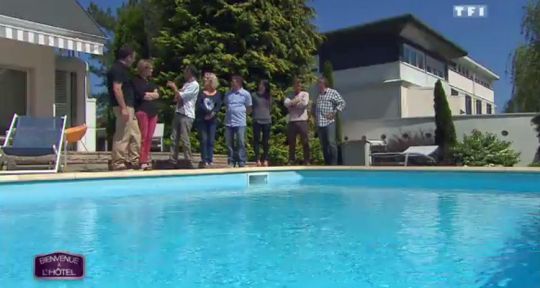 Bienvenue à l’hôtel : avant Thezillieu avec Guimei & Pascal, la piscine de la belle-sœur de Xavier fait parler