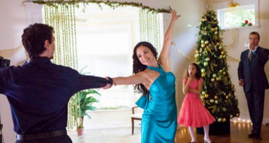 Une danse pour Noël (TF1) : Allie Bertram (Les Sirènes de Mako) prépare un concours de danse avec Garret Clayton