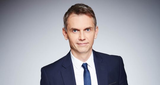 Christophe Jakubyszyn (chef du service politique de TF1) : « L’incursion dans l’intimité professionnelle de l’invité est importante dans Vie Politique »