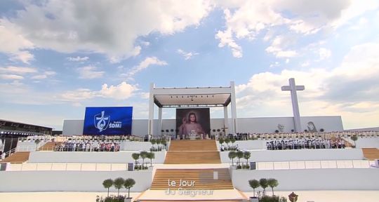 Messe de clôture des JMJ : France 2 leader face au Grand bêtisier de Karine Ferri