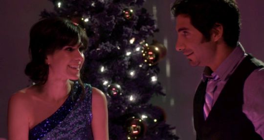 Un cadeau de Noël presque parfait (TF1) : en mannequin, Ryan McPartlin (Devious Maids, Chuck) fait succomber Claire Coffee (Grimm)