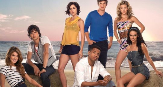 90210 Beverly Hills, nouvelle génération : Naomi, Annie, Dixon et Teddy prennent leur petit déjeuner sur M6