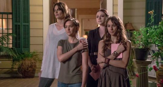 Quatre sœurs unies par le secret (TF1) : Michelle Trachtenberg (Gossip Girl), Stana Katic (Castle) et Troian Bellisario (Pretty Little Liars) réunies après le suicide de leur mère 