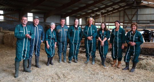 Bienvenue chez nous : Christophe Dechavanne à la ferme avec Christine & Armelle, Géraldine & Hubert, Anne & Briar et Nathalie & Hervé