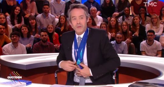 Quotidien : Emmanuel Macron moqué pour « son nez en triangle » et « ses gros poils », Yann Barthès glisse en audience et s’incline face à TPMP