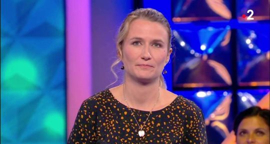 N’oubliez pas les paroles : Nagui embarrasse Caroline, la maestro éliminée sur France 2 ?