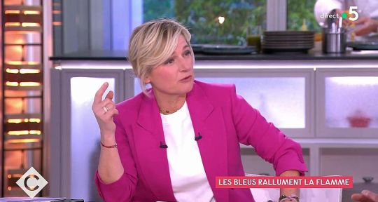 C à vous : Anne-Elisabeth Lemoine s’écroule sur sa table en direct sur France 5