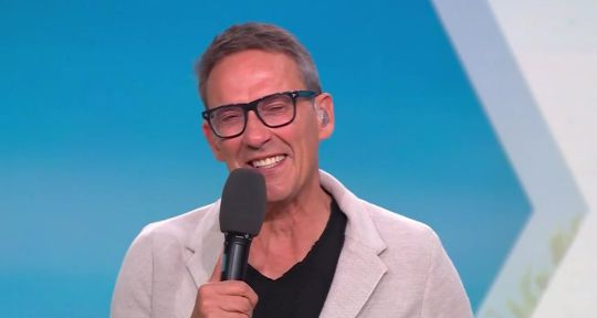 Des insultes par SMS pleuvent sur M6, Julien Courbet pris d’un fou rire incontrôlable en plein direct