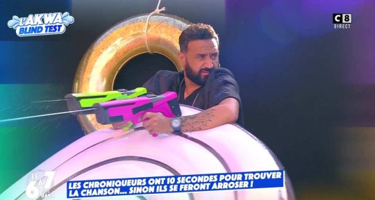 Touche pas à mon poste : Cyril Hanouna bombarde Kelly Vedovelli, Hugo Manos se déshabille en direct sur C8